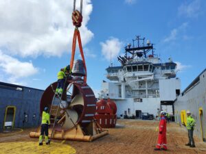 Axess’ engineer and the client’s team with the new thruster