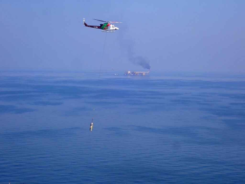 Safe and cost-effective flare tip replacement on offshore platforms 2 Helicopter with the new flare tip