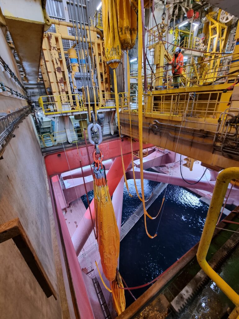605T load test of a BOP crane 1 Rigging of water bags in the moonpool
