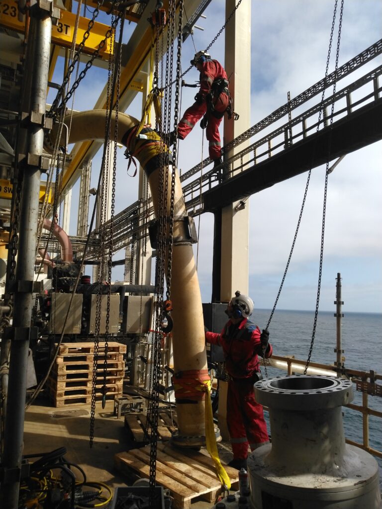 Rigging of a pipe spool during riser replacement work on Snorre B in 2024